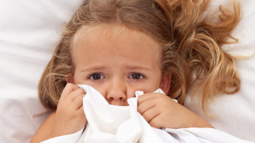 Copilul se teme să doarmă singur: 8 metode de a combate fricile de noapte