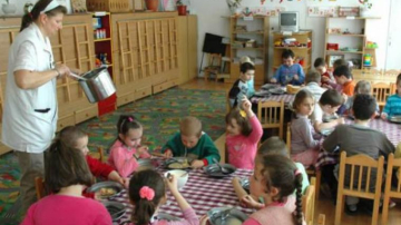 În ce condiții și cum sînt hrăniți copiii în grădinițele private