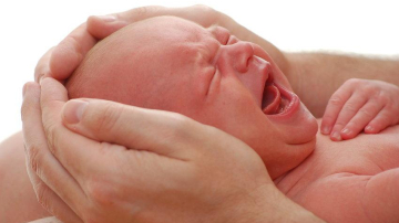 Акупунктура способна избавить детей от колик
