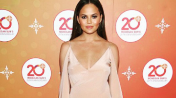 Модель Крисси Тейген показала растяжки после родов