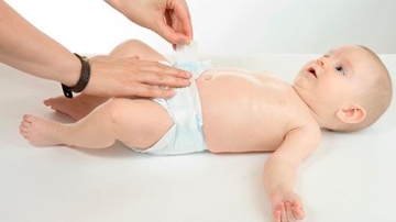 De ce depinde culoarea scaunului la bebeluși? Sfaturi pentru părinții interesați