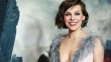 Милла Йовович вышла в свет с мужем и дочкой