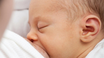 Почему так важно грудное кормление в первый час жизни