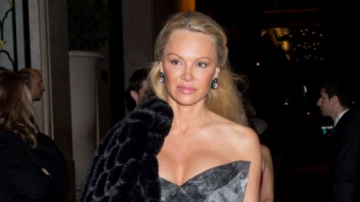 Pamela Anderson, de nerecunoscut. Ea a atras toate privirile la un eveniment cu noul ei look