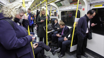 В Лондоне беременным будут чаще уступать места в транспорте