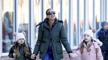Gemenele actritei Sarah Jessica Parker, adorabile la o plimbare cu mama lor. Sunt cele mai stilate fetite din New York