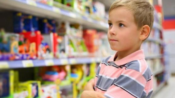 Почему ребенок постоянно просит новые игрушки?