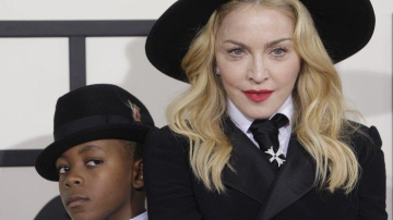 Мадонна поделилась первым фото с приемными близняшками из Малави