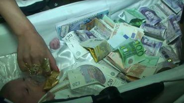 Крестины ромов шокировали Интернет: малыша завалили купюрами и золотом