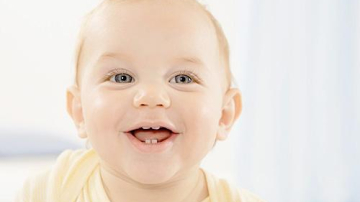 Erupția dentară la copii: cum să o deosebim de alte afecțiuni