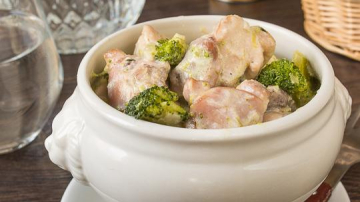 Pui cu broccoli în sos de frișcă