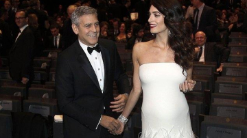 Amal Clooney si-a etalat pentru prima oara burtica de gravida. Cum a fost surprins cuplul Clooney pe covorul rosu
