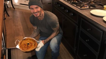 Дэвид Бекхэм показал, как печет блины для детей