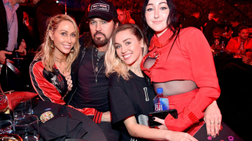 Семейный выход: Майли Сайрус с родителями поддержала дебют 17-летней сестры на сцене