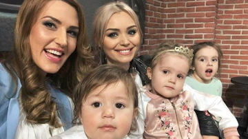 Așa mame, așa fiice! Mai multe mămici notorii din țară au defilat pe podium alături de micuțele lor