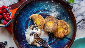 Brânzoaice cu făină de porumb, nuci și smochine