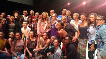 Беременная Бейонсе удивила юных учеников танцевальной школы своей мамы