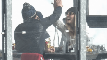 Prințul William, alături de un model australian și alți prieteni, la schi