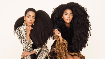 Două gemene de peste ocean au devenit celebre grație superbelor podoabe capilare pe care le poartă