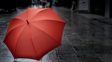 Vreme înnorată, pe alocuri ploi slabe