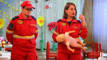 Părinţii, instruiţi de angajaţii SMURD cum să-şi salveze copii ajunşi în situaţii de risc