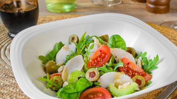 Salată de pui copt cu măsline și dressing de muștar