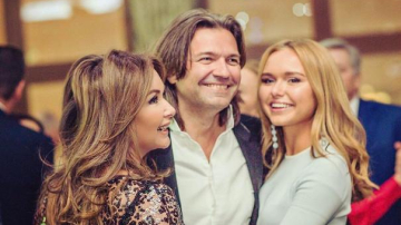 Стефания Маликова поздравила родителей с 25-летием семейной жизни