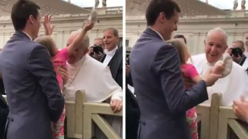 O fetiță de trei ani i-a ''furat'' papei Francisc tichia albă de pe cap