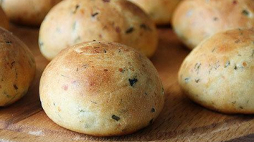 Chifle cu cașcaval și verdeață aromată pentru mic-dejun