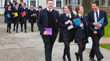 В британской школе детям запретили пропускать уроки из-за болезни