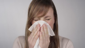 A cunoaște și a învinge: ce este alergia la praf