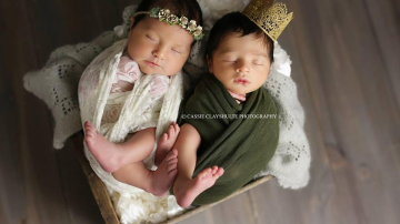 Doi micuți  au venit pe lume la același spital și au participat la o ședință foto