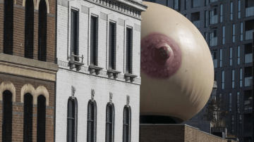 В Лондоне появилась гигантская надувная грудь