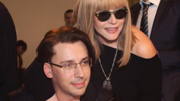 67-летняя Алла Пугачева пришла на день рождения внучки в коротких шортах