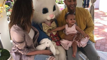 Fetița lui John Legend entuziasmată la prima întâlnire cu iepurașul de Paște