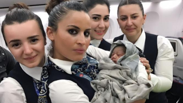 A venit pe lume la înălțime. O femeie a născut în avion, în timpul zborului
