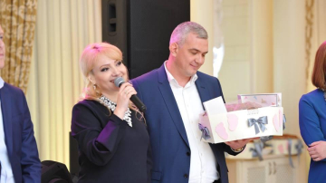 Family portrait: Adriana Ochișanu și Sergiu Zmeu