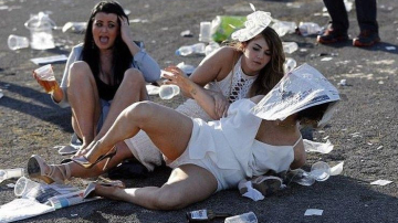 В Англии прошел ежегодный «День леди» со шляпками и шампанским