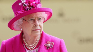 Regina Elisabeta a II-a a angajat o persoană care să-i poarte pantofii