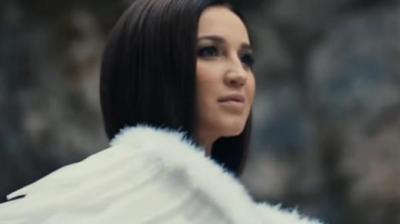 Olga Buzova are chip de înger în noul ei videoclip! Vedeta s-a filmat pe malul mării