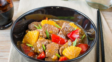 Carne de vițeluș cu portocale și ardei dulce