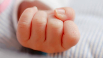 În Orhei, un bebeluș de doar 2 luni a murit în timp ce mama îl alăpta. Femeia a adormit