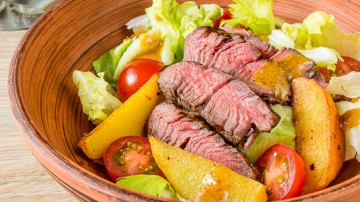 Salată caldă cu friptură și cartofi