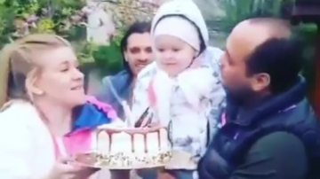 Video! Fiica Karizmei se bucură de tortul aniversar, alături de părinții ei!