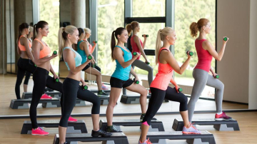 Antrenament în grup Step Workout: video și descrierea exercițiilor pe platforma step