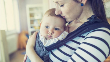5 Beneficii  purtatului pentru copil