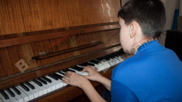 Un copil cu autism, a compus coloana sonoră pentru filmul de promovare a Ținutului Contelui Dracula!