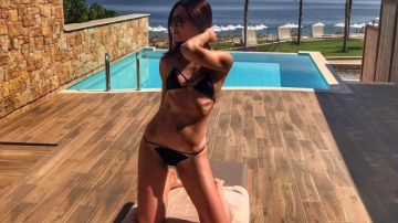 Are sânii mici, dar nu se complexează. Olga Buzova în costum de baie!