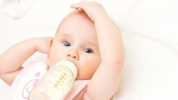 Tot ce trebuie să știi despre alergia la lapte a bebelușului