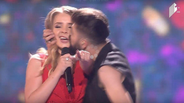 Романтичные поцелуи, конь на стремянке и голый зад: 10 необычных моментов «Евровидения-2017»